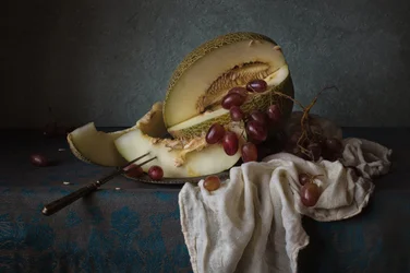 Stilleben med mörka frukter