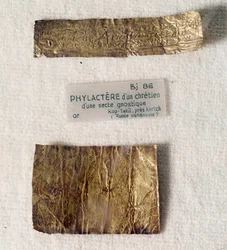Kristna antikviteter: guld phylactere (bit pergament) av en kristen från en gnostisk sekt. Från Kerch, platsen för Kop-Takil (Ukrainas antika Grekland). Louvren, Paris