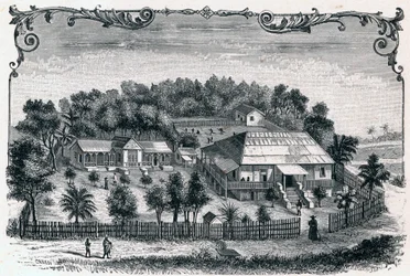 Exteriör vy av prästgården och skolan i Hell Ville (Hell-Ville) (Andoany), huvudstad på ön Nosy Be på Madagaskar. Gravyr i "Les Missions Catholiques au XIXeme Siecle"" av Louis-Eugene (Louis Eugene) Louvet. privat samling.