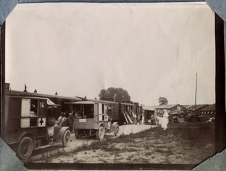 Första världskriget 1914-1918: soldater vaccineras av sjuksköterskor från Franska Röda Korset vid stationen i Saint-Gilles vid Engelska kanalen, Basse-Normandie, Frankrike. Anonymt fotografi, juni 1917. Privatsamling, Stella.