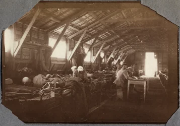 Första världskriget 1914-1918: barack med sårade franska soldater i Couville vid Engelska kanalen, Basse-Normandie, Frankrike. Anonymt fotografi, maj 1917. Privatsamling, Stella.