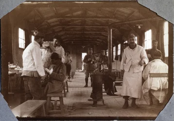 Första världskriget 1914-1918: omklädningsrum för franska sårade soldater. Couville dans la Manche, Basse-Normandie (Lagre Normandie), Frankrike. Anonym fotografi maj 1917. Privat samling, Stella.