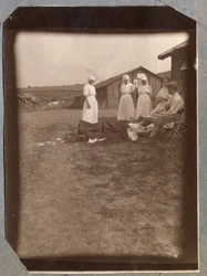 Första världskriget 1914-1918: helioterapi. Sårade soldater och sjuksköterskor från Franska Röda Korset (Röda Korset), lägret i Couville i Manche, Nedre Normandie (Nedre Normandie), Frankrike. Anonymt fotografi, juli 1917. Stellas privatsamling.