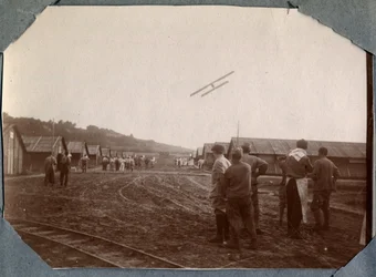 Första världskriget 1914-1918: militär flygskvadron från Mont-Saint-Martin flyger över Couville-lägret, Manche, Basse-Normandie, Frankrike. Anonymt fotografi, juni 1917. Stella, privat samling.