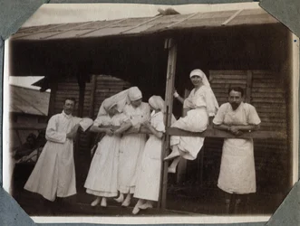 Första världskriget 1914-1918: sjuksköterskor och läkare i blus i Couville, Manche, Basse-Normandie (Basse Normandie), Frankrike. Anonymt fotografi juli 1917. Privat samling, Stella.