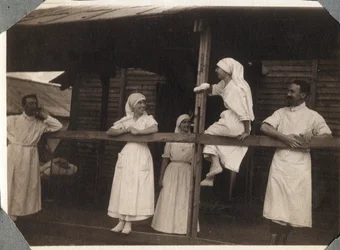 Första världskriget 1914-1918: sjuksköterskor och läkare i blus som pratar i Couville, Manche, Basse Normandie, Frankrike. Anonymt fotografi juli 1917. Privat samling, Stella.
