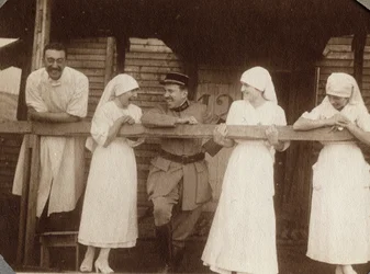 Första världskriget 1914-1918: sjuksköterskor och läkare i blus pratar med en fransk soldat i Couville, Manche, Basse-Normandie (Lagre Normandie), Frankrike. Anonymt fotografi juli 1917. Privat samling, Stella.