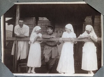 Första världskriget 1914-1918: sjuksköterskor i en rolig blus med soldater och en läkare i Couville, Manche, Basse-Normandie (Lagre Normandie), Frankrike. Anonymt fotografi juli 1917. Privat samling, Stella.