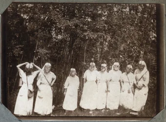 Första världskriget 1914-1918: sjuksköterskor i blus som bär gasmasker i skogen nära Couville, Manche, Basse-Normandie (Lagre Normandie), Frankrike. Anonym fotografi maj 1917. Privat samling, Stella.
