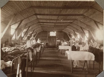 Första världskriget 1914-1918: sårade soldater och sjuksköterskor från Franska Röda Korset, lägret i Couville i Manche, Basse-Normandie, Frankrike. Anonymt fotografi, juli 1917. Privatsamling, Stella.