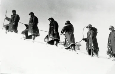 Första världskriget: Italienska alpina jägare (alpino eller alpini) under en bestigning
