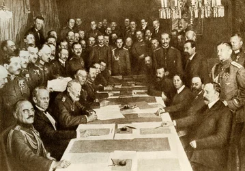 Första världskriget: undertecknande av fredsfördraget i Brest Litovsk (Brest-Litovsk) den 03/03/1917 mellan tyskarna och ryssarna. Bolsjevikriket har andra territorier än Tyskland. Representanter för centrala imperier (eller Trippelalliansen, Tyskland, Öst