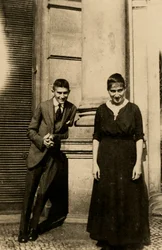 Franz Kafka (1883-1924) med sin syster Ottla (1892-1943) före Oppelt House i Prag par Anonymous, ca. 1914 - Fotografi - Privat samling