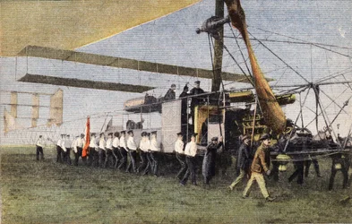 Från Compiegne till London med luftskepp: Engelska soldater bogserar Bayard-Clement luftskeppet i dess hangar vid Wormwood Scrubbs. Gravyr. En av tidningen "" Le petit parisien"" den 30/10/1910. Privat samling.