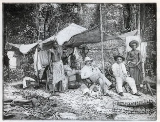 Uppdrag för den franske kaptenen Louis Gustave Binger (1856-1936): beskickningens läger i Afforenou, Elfenbenskusten. Gravyr i "Le monde illustree" från 1892. Privat samling.