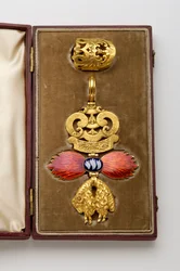 Order of the Golden Fleece: Spansk Golden Fleece - Emblem som tillhör Arthur Wellesley (1769-1852) - Oavers - Tillverkad av Hamlet (London) - Debut av 1800-talet - Guld och emals - H: 7,8 cm; B: 5,6 cm; Vikt: 38 g - Originalfodral i vinröd mar
