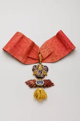 Orden av det gyllene skinnet: Spanskt gyllene skinn - Insignier tillhörande Jean Charles de Saldanha Oliveira e Daun (1790-1876) - Mitten av 1800-talet - Guld, diamanter, safir och emaljer - H 10,6 cm; b 7,6 cm; vikt: 96 g - Privat samling
