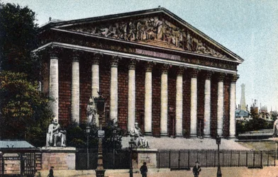 Paris: exteriörvy av Deputeradekammaren (Nationalförsamlingen, Palais Bourbon). Fotografi från 1920 i staden Paris "Konstnärliga album". Privatsamling.