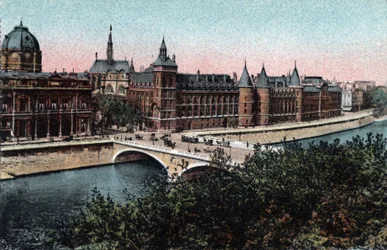 Paris: yttre vy av Conciergen på Ile de la Cite och bron au Change. Fotografi från 1920 i "" Artistic Album"" av staden Paris. Privat samling.