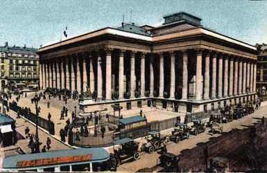 Paris: exteriörvy av Palais Brongniart (Parisbörsen), byggd mellan 1808-1826 av Alexandre Brongniart (1770-1847). Fotografi från 1920 i "" Artistic Album"" av staden Paris. Privat samling.