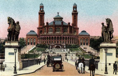Paris: yttre vy av Palais du Trocadero och bron Iena. Fotografi från 1920 i "" Artistic Album"" av staden Paris. Privat samling.