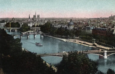 Paris: panoramautsikt över Seine mot katedralen Notre Dame (Notre-Dame) och Ile de la Cite. Fotografi från 1920 i "" Artistic Album"" av staden Paris. Privat samling.