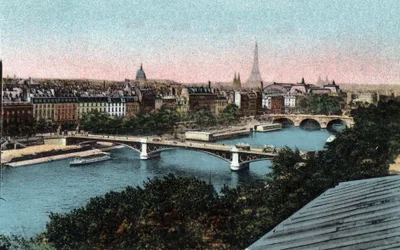 Paris: panorama över Seine med Eiffeltornet i bakgrunden. Fotografi från 1920 i "" Artistic Album"" av staden Paris. Privat samling.