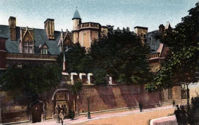 Paris: utsikt över Musee de Cluny. Fotografi från 1920 i "" Artistic Album"" av staden Paris. Privat samling.
