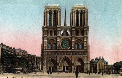 Paris: utsikt över fasaden av Cathedrale Notre Dame (Notre-Dame). Gotisk arkitektur. Fotografi från 1920 i "" Artistic Album"" av staden Paris. Privat samling.