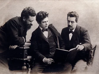 Porträtt av (från l. Till r.) Alberto Franchetti (1860-1942), Pietro Mascagni (1863-1945) och Giacomo Puccini (1858-1924) italienska kompositörer Fotografi. 1900 ca. Privat samling