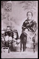 Porträtt av kinesisk kvinna i traditionell dräkt Hon har remsfötter - Fotografi från början av 1900-talet - Privat samling