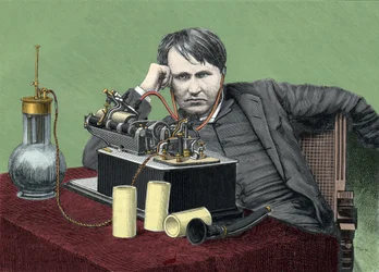 Porträtt av Thomas Edison (1847-1931), amerikansk fysiker, med sin fonograf. Gravyr omkring 1900.