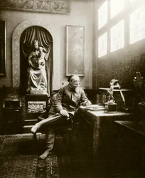 Porträtt av den franske författaren Anatole France (1844-1924) 1904 på hans kontor. Privat samling