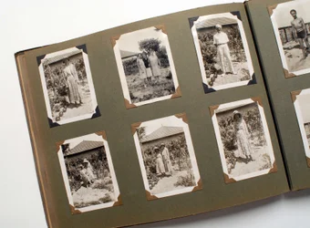 Stilleben av ett fotoalbum (fotografiskt) runt 1925.