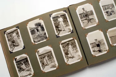 Stilleben av ett fotoalbum (fotografiskt) runt 1925.