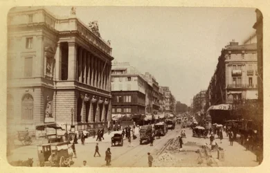 Staden Marseille och dess omgivningar runt 1885 -1890: Perspektiv av Rue Canebiere och Rue de Noailles, privat samling