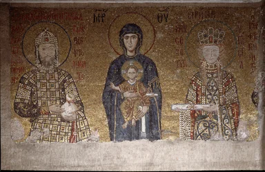 Jungfrun sitter mellan Johannes II Komnenos och hans hustru Irene av Ungern (mosaik, 600-talet)