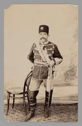 Hellängdsporträtt av Mozaffar al-Din Shah, sent 1800-tidigt 1900-tal (silvergelatintryck)