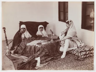 Kvinnor som vilar i harem (silveralbuminfoto)
