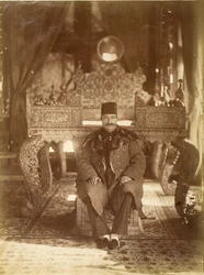 Nasruddin Shah sittande framför Påfågeltronen, Golestanpalatset, Teheran