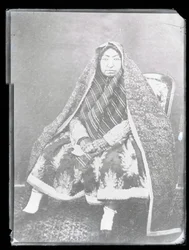 Studioporträtt: Nasir Al-Din Shahs mor, Mahd-i Awliya (s/v foto)
