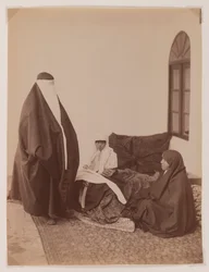 Två beslöjade kvinnor och ett barn (silveralbuminfoto)