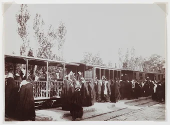 Beslöjade kvinnor som går ombord på ett tåg (foto av silveralbumin)