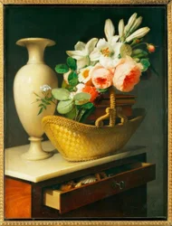 Bukett liljor och rosor i en korg på en chiffonier