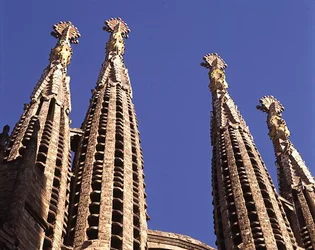 Spiror från La Sagrada Familia, kyrkan påbörjad 1882 (foto)
