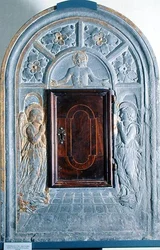 Kristus i majestät ovanför porten till himlen, flankerad av två änglar, ca 1470-80 (pietra arenaria)