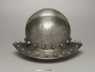 Krigshatt, eller vattenkokare, ca 1475-1500 (stål)
