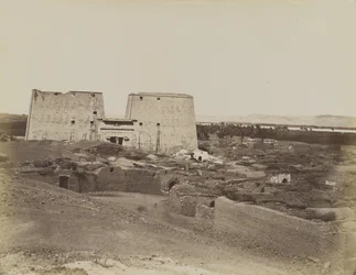 Edfu, utsikt över Pylon och Village