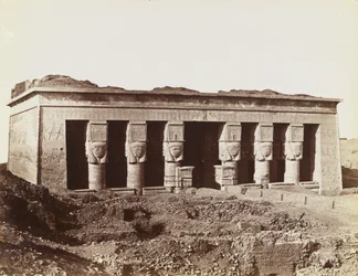 Temple of Dendera, vy från nordost om templets fasad