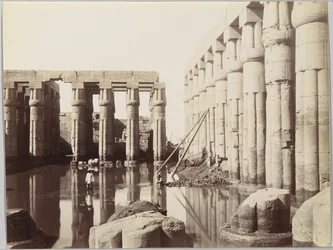 Luxortemplet, utsikt över Amenhotep III:s hov (albumin silverfoto)
